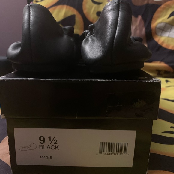 Women’s BCBG flat shoe worn twice size 9.5 - Picture 5 of 5